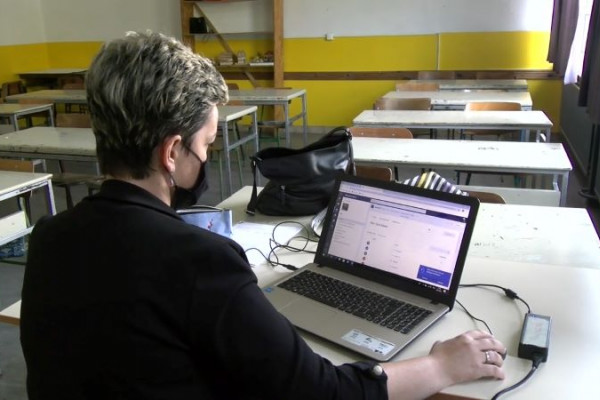 Prosvjetni radnici prvog dana online nastave uspostavljali kontakt s đacima