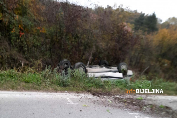 Udes u Ravnom Polju, automobil završio na krovu (FOTO)