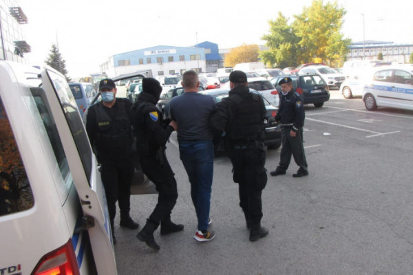 Krijumčarenje migranata: Uhapšeno 10 osoba, među njima i granični policajac!