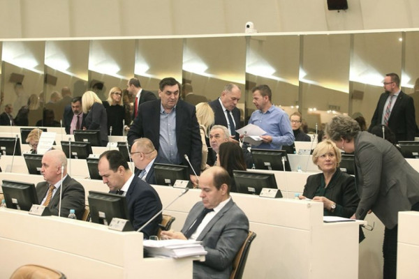 NOVA INICIJATIVA U PARLAMENTU BIH Da li će odzvoniti jubilarnim naknadama za političare