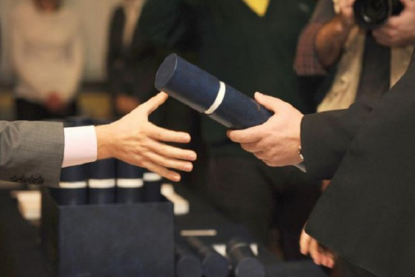Uskoro pretres svih diploma činovnika