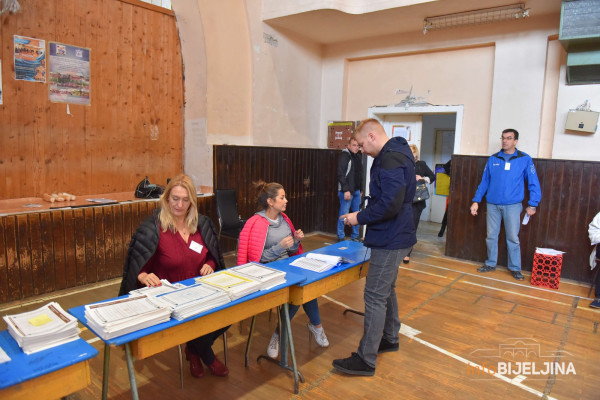 U BANJALUCI FALE LISTIĆI, U DOBOJU TRAJU PROBLEMI Posmatrači utvrdili da neka biračka mjesta ne poštuju instrukcije CIK