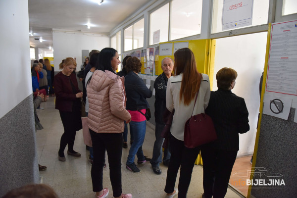 Ugljevik:  do 11.00 časova glasalo  3.689 građana