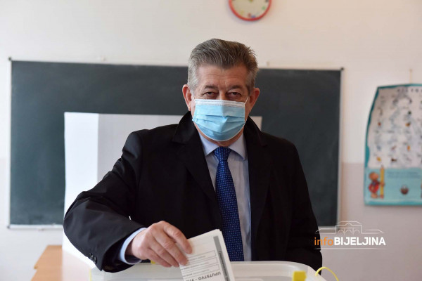 Ispunio građansku dužnost, GLASAO gradonačelnik Bijeljine Mićo Mićić