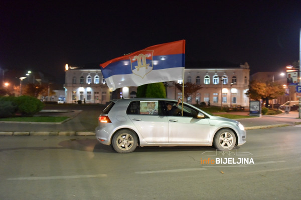 SLAVLJE U BIJELJINI Kolone automobila okićene zastavama SDS
