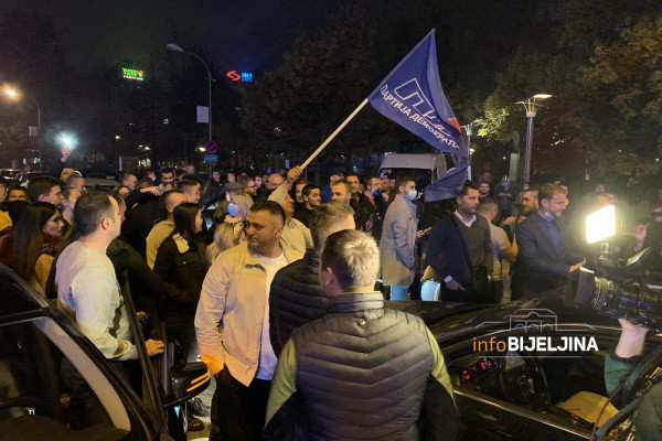 DRAŠKOVE PRISTALICE U CENTRU BANJALUKE Uz muziku i baklje prosljavlja se pobjeda