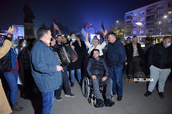 HARMONIKA NA TRGU - SDS slavi pobjedu u Bijeljini (FOTO)