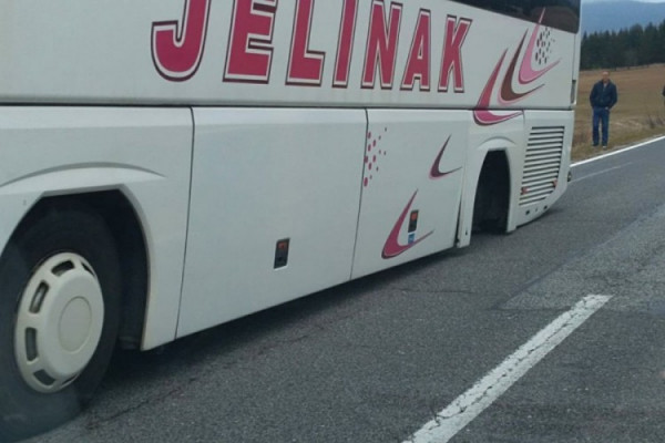 Nesvakidašnji slučaj u BiH: Sa autobusa spali točkovi