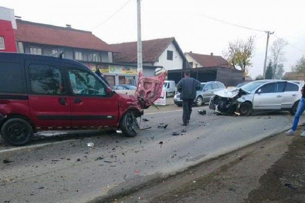 Ljeskovac kod Bijeljine: Dva vozača lakše povrijeđena u sudaru tri automobila