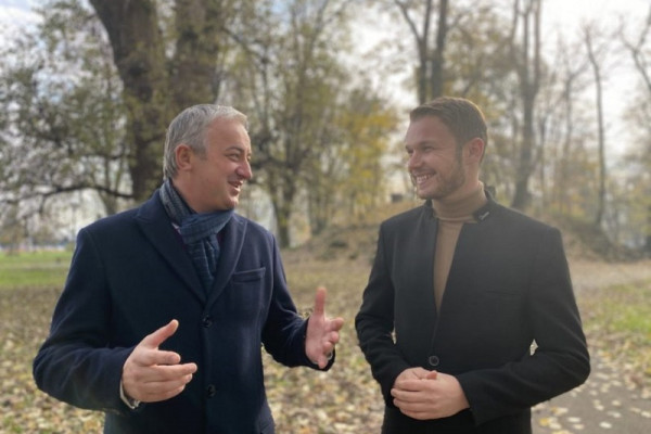 NAKON TRGA, U ŠETNJI PARKOM Borenović i Stanivuković o novim planovima i reformama