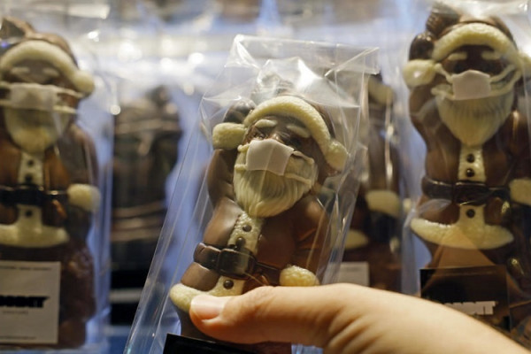 I DJED MRAZ NOSI MASKU Popularna čokoladna poslastica u KORONA STILU