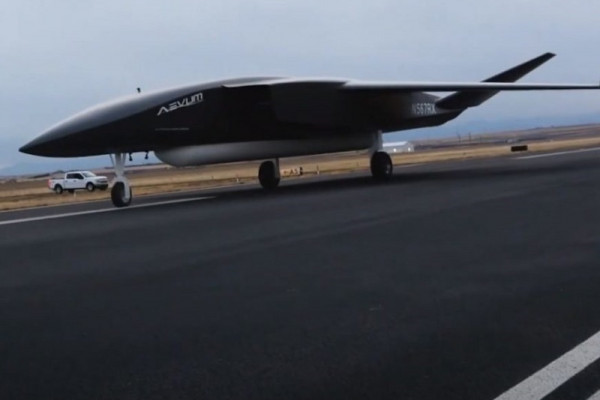 STIGAO NAJVEĆI DRON NA SVIJETU U letu ispaljuje rakete koje šalju male satelite (VIDEO)