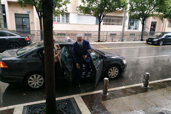 Krivokapić i dio ministara taksijem na sjednicu Vlade, Abazović audijem