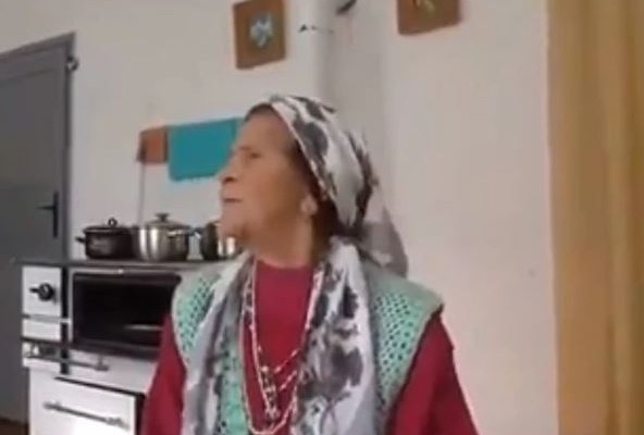 "TREBAM ČOVJEKA DA MI DRVA NACIJEPA, ŠTA ĆU S TOBOM!" Baka postala hit nakon što je odbila prosidbu