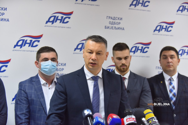 DNS PRUŽIO PODRŠKU PETROVIĆU Blizu smo formiranja skupštinske većine (FOTO)
