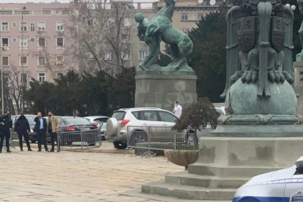 Incident ispred Skupštine Srbije, automobil probio ogradu