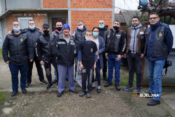 BAJKERI VELIKOG SRCA Paketima sa pomoći obradovali dvije porodice u Bijeljini (FOTO)