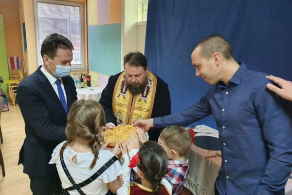 MALIŠANI LOMILI SLAVSKI KOLAČ Ugljevički vrtić obilježio krsnu slavu Nikoljdan