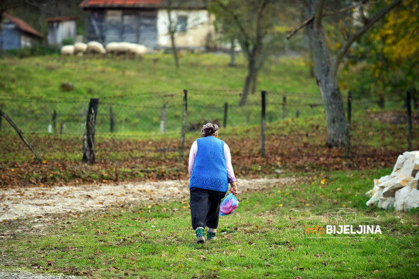 Pusta sela oko manastira Tavna: Duhovnik Lazar nekad cijelu sedmicu obilazio kuće, sad svećenje vodice završi za dan (FOTO)