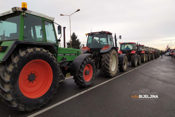 Poljoprivrednici blokirali carinski terminal u Gradišci, traktorima krenuli i prema Rači