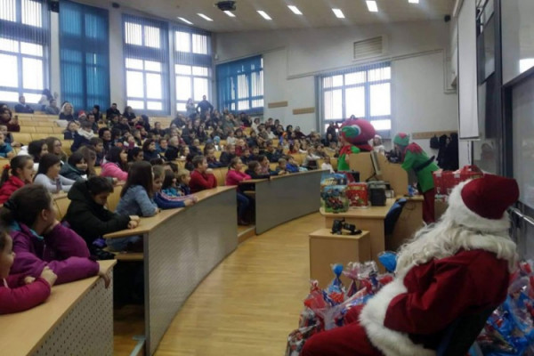 Bijeljina: Studenti i srednjoškolci dijele 1.000 novogodišnjih paketića