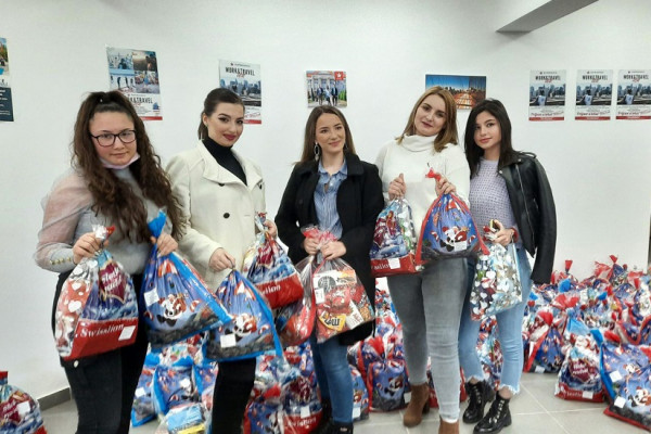Studenti i srednjoškolci iz Bijeljine podijelili oko 1.000 paketića