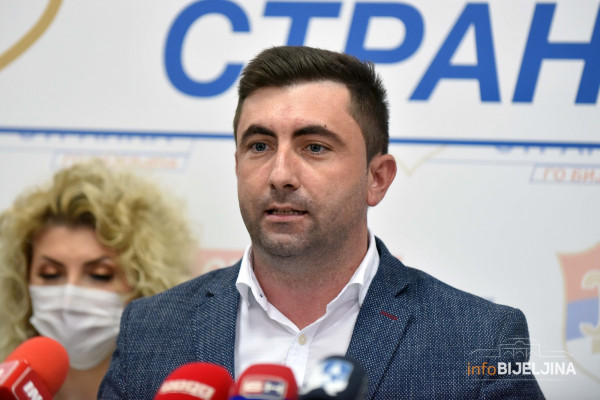 Sutra predaja ključeva Petroviću