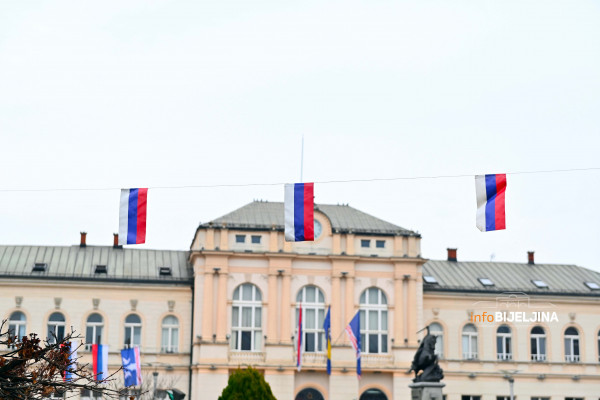 Bijeljina ukrašena zastavama Srpske uoči Dana Republike (FOTO)