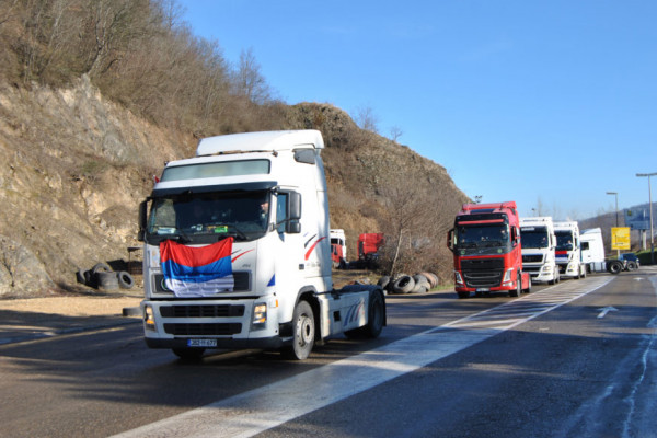 Kamiondžije vožnjom kroz Zvornik čestitale Božić