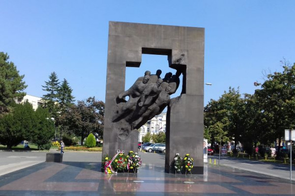 Bijeljina: Polaganje vijenaca na spomenik poginulim borcima