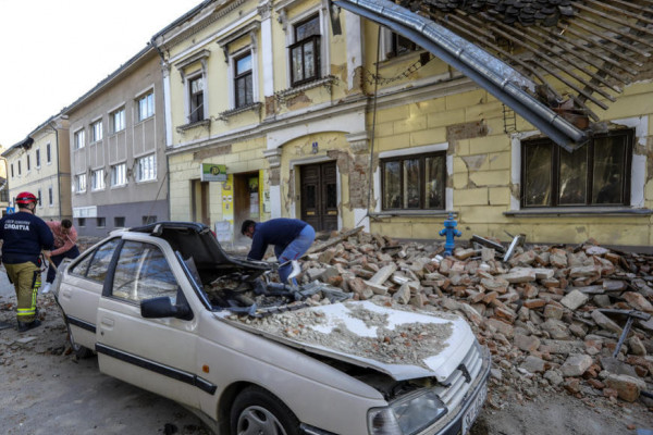 MJEŠTANI U STRAHU Rupe nakon zemljotresa na Baniji se svakodnevno šire