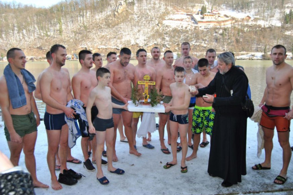 Hrabri Nikola (13) i Stefan (11) plivali u ledenom Zvorničkom jezeru