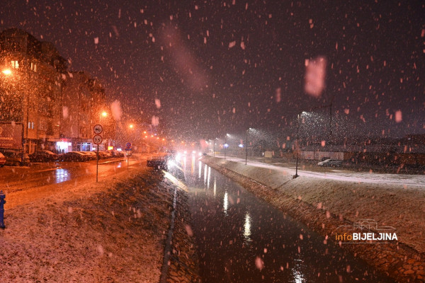 Zimska idila u Bijeljini, tek poneki prolaznik šeta gradskim ulicama (FOTO)