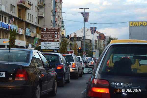 Na drumovima sve više automobila uprkos krizi