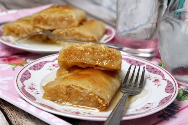 Pita s jabukama i suvim grožđicama po bakinom receptu