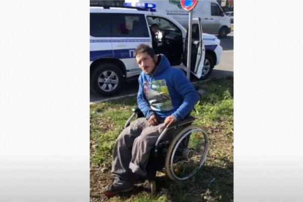 'AJDE SAD USTANI I ISPRAVI NOGAVICU: Hit snimak - policija raskrinkala lažnog prosjaka (VIDEO)