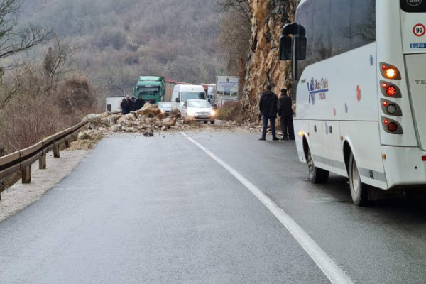 Zbog odrona usporen saobraćaj na putu Zvornik-Milići