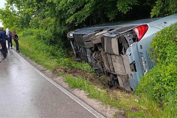 Udes kod Šamca: Auto smrskan, autobus prevrnut