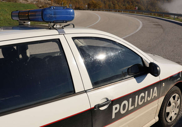 POVRIJEĐENE 3 OSOBE Teška saobraćajka kod Kalesije, uviđaj u toku