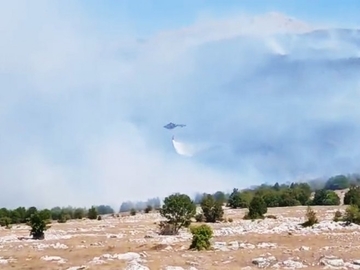 Drama kod Nevesinja: Helikopter gasi požar, vjetar otežava borbu sa vatrom