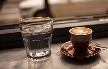 Mnogi griješe: Da li se voda pije prije ili poslije kafe?