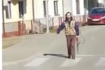 Hodao ulicom s puškom pa sa oružjem ušao u kafanu