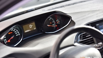 Sa koje strane se nalazi REZERVOAR ZA GORIVO? Odgovor se krije ISPRED VAS na komandnoj tabli