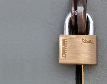 Vozač u strahu od krađe goriva stavio katanac na poklopac rezervoara