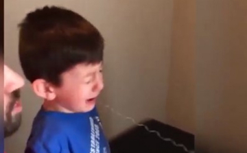 "Mačem" uplakanom bratu izvadio klimavi zub POGLEDAJTE URNEBESAN VIDEO