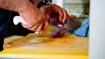 Kako da sjeckate luk bez suza: Trik sa mokrim papirom koji zaista djeluje