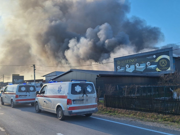 Požar kod Brčkog: Fabrika u plamenu, ima povrijeđenih