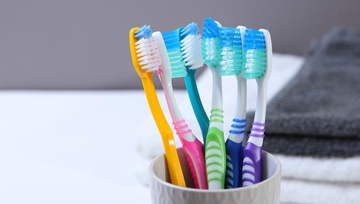 Da li znate zašto vaša četkica za zube ima VLAKNA RAZLIČITIH BOJA?