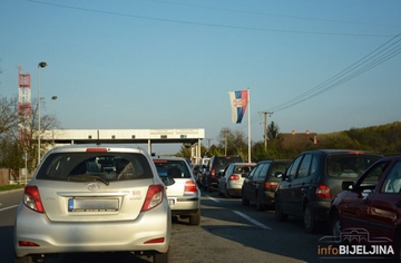 Pojačana frekvencija vozila na putevima, duge kolone na prelazima