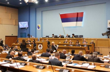 Pet sindikata traži raspravu u NSRS o vraćanju toplog obroka i regresa